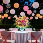 Cómo combinar globos con flores, luces y otros elementos decorativos