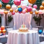 Decoración con globos para celebraciones de aniversario