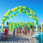 Decoración con globos para eventos en zonas costeras