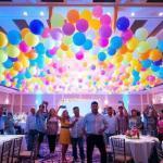 Decoración con globos para grandes eventos y celebraciones masivas