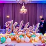 Decoración con globos personalizada con nombres y logotipos