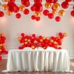 Fiesta decoracion con globos rojos y dorados