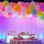 Decoración con arco de globos para fiestas