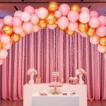 Decoración con globos rosa y dorado