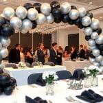 Silver and black balloon decoration: modern and chic