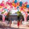 Arcos y guirnaldas de globos: bienvenida impactante y decoración espectacular