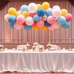 Centros de mesa temáticos con globos: detalles que marcan la diferencia