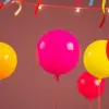 Celebra tu cumpleaños con globos festivos y coloridos